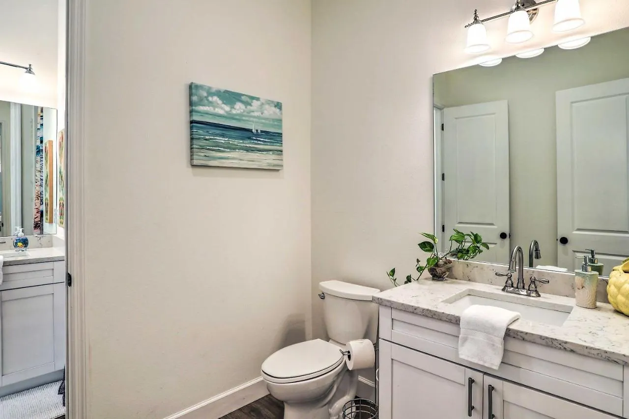 Family-Friendly Tampa Home Less Than 3 Mi To Ocean!